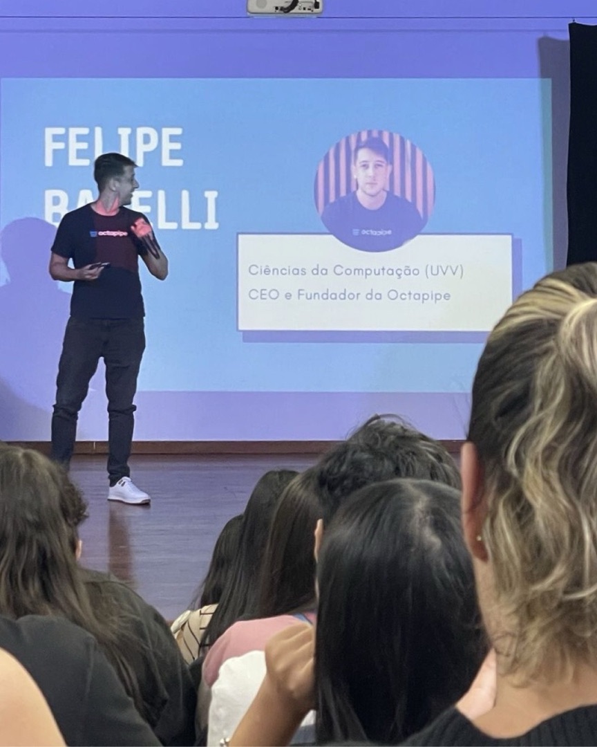 Felipe Barelli bei einem Vortrag